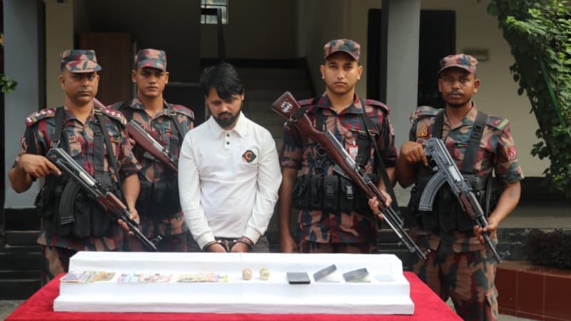 যশোরে প্রায় ১ কেজি স্বর্ণসহ ভারতীয় নাগরিক আটক