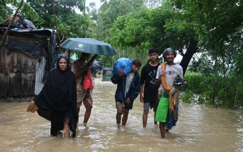 চট্টগ্রামে বন্যার ভয়াবহতা বাড়ছেই, আশ্রয়কেন্দ্রমুখী হাজারো পরিবার