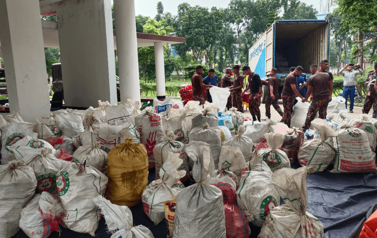 বেনাপোলে প্রায় তিন কোটি টাকার ভারতীয় চোরাচালানি পণ্য জব্দ, আটক ৩