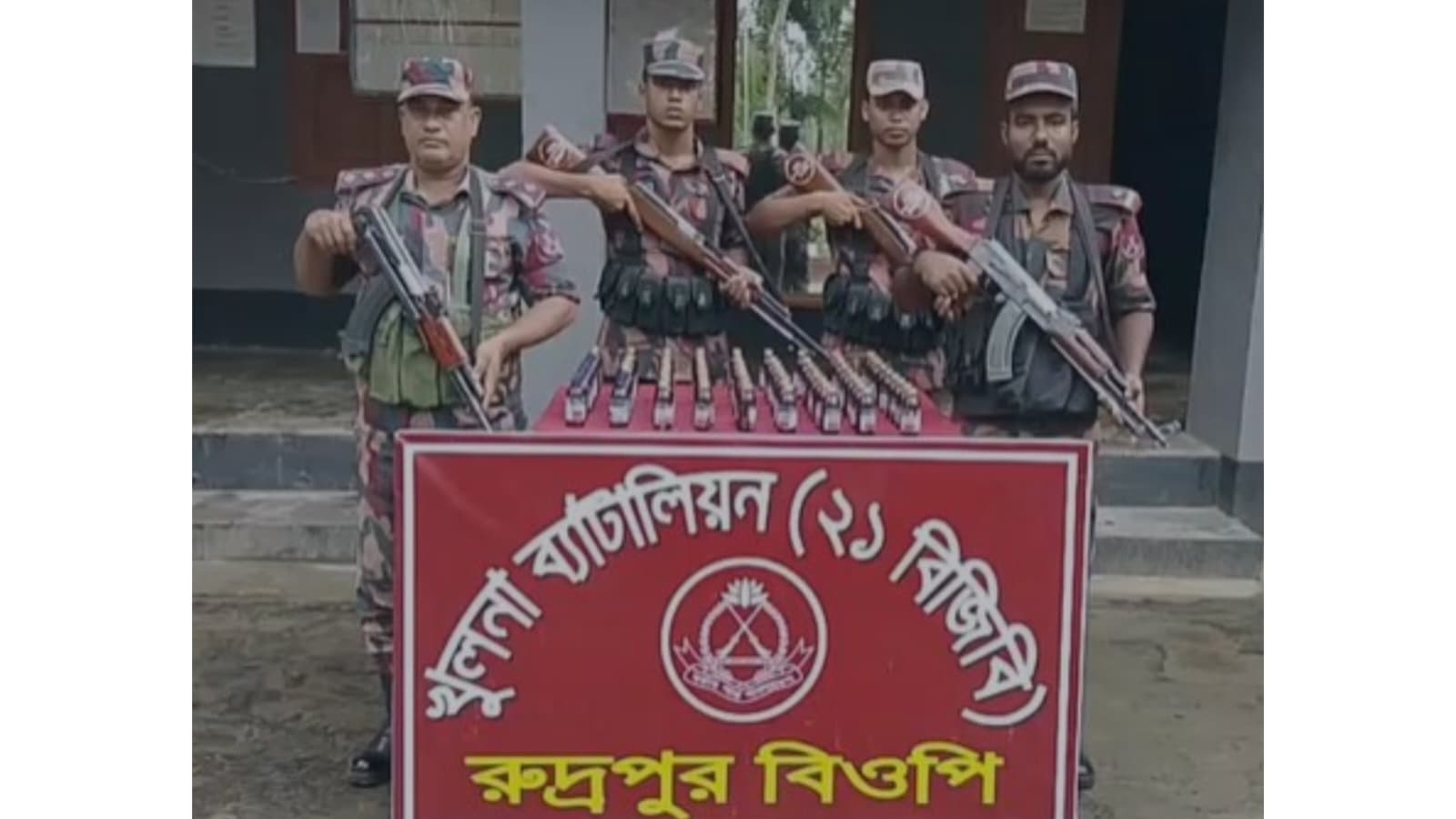শার্শা সীমান্তে ৭৫ বোতল ভারতীয় নেশাজাতীয় সিরাপ জব্দ