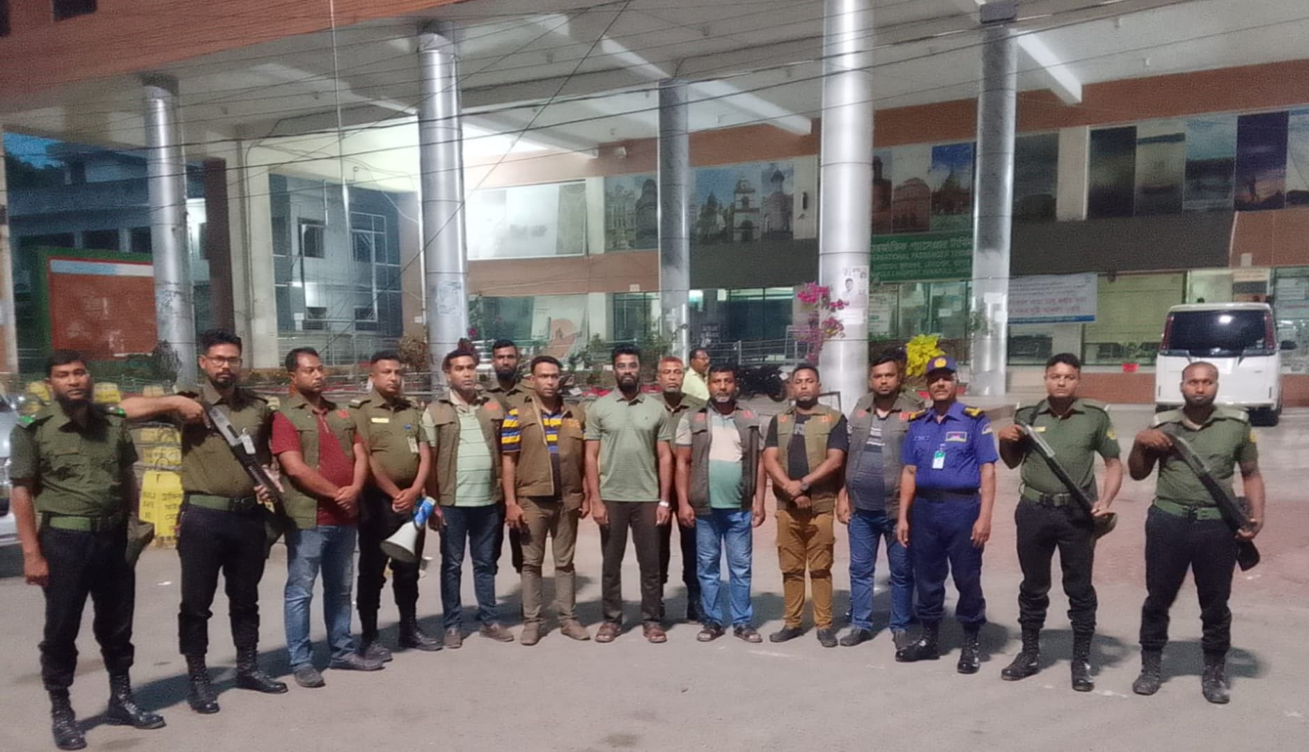 বেনাপোল স্থলবন্দরে যাত্রী হয়রানি প্রতিরোধে মহড়া