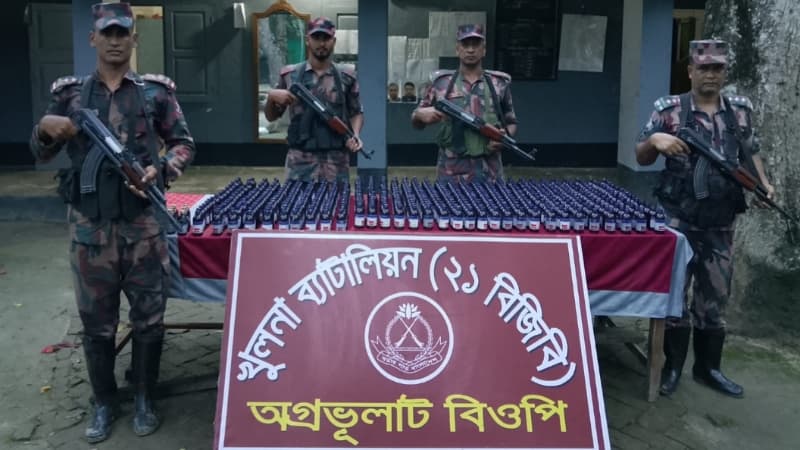 শার্শা সীমান্তে বিজিবির অভিযানে ৪৮৬ বোতল ভারতীয় নেশাজাতীয় সিরাপ জব্দ