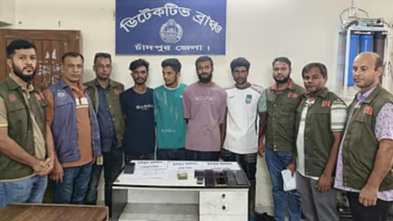 ভুয়া পেজ খুলে অনলাইনে সস্তায় ‘চাঁদপুরের ইলিশ’ বিক্রি, ধরা ৪