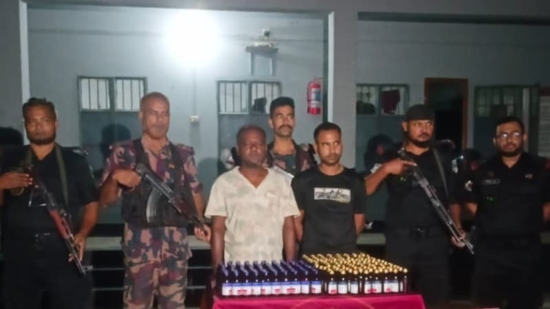 বেনাপোল সীমান্তে বিজিবি-র‍্যাবের যৌথ অভিযানে বিপুল পরিমাণ মাদকসহ আটক ২