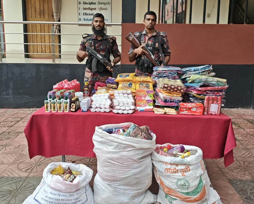বেনাপোল সীমান্তে বিপুল পরিমাণে চোরাচালানি পণ্য জব্দ