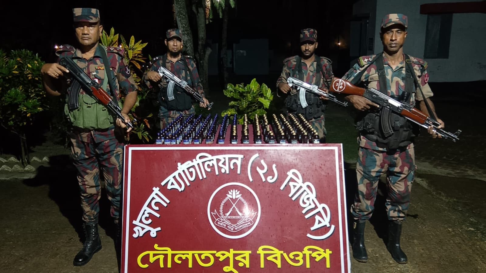 বেনাপোল সীমান্তে ১৬৯ বোতল ভারতীয় নেশাজাতীয় সিরাপ আটক