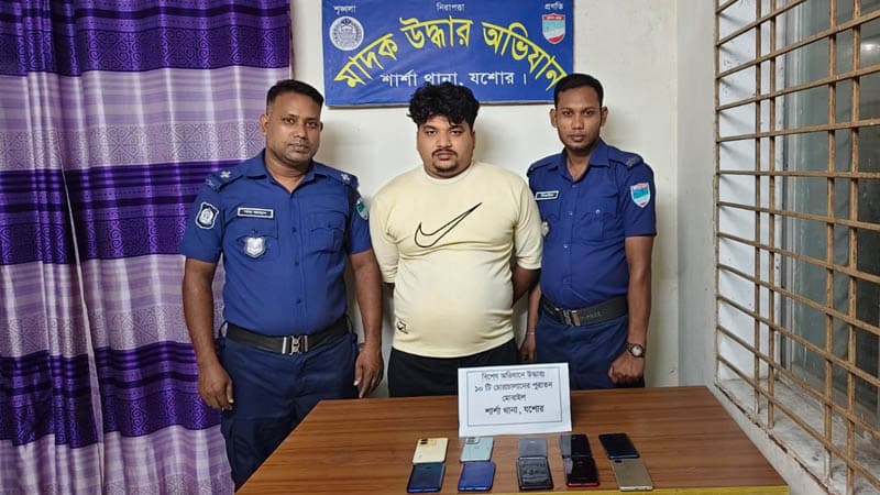 শার্শায় চোরাচালানের ১০টি মোবাইলসহ ইমরান হোসেন নামে যুবক গ্রেপ্তার