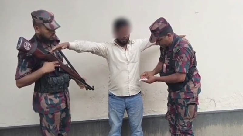 যশোরে ৪৪ লাখ টাকার স্বর্ণসহ পাচারকারী ময়ুর আটক