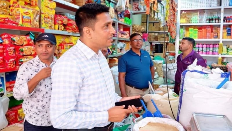 বাগআঁচড়া বাজারে ভোক্তা অধিকারের অভিযানে দুই প্রতিষ্ঠানকে জরিমানা