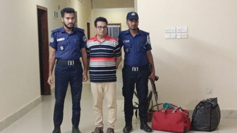 ভারতে যাওয়ার সময় বেনাপোলে স্বেচ্ছাসেবকলীগ নেতা আটক