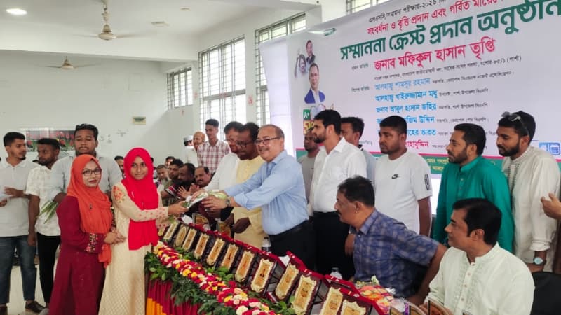 বেনাপোলে জিপিএ-৫ প্রাপ্ত শিক্ষার্থী সংবর্ধনা, ‘গর্বিত মা’দের ক্রেস্ট প্রদান
