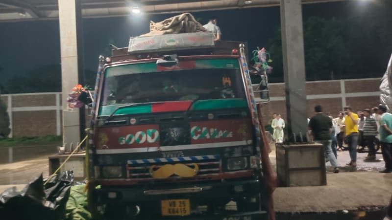 পণ্য উধাও! কী ছিল? মাদক! ভায়াগ্রা নাকি উচ্চ শুল্কের শাড়ি, থ্রি-পিছ বা কসমেটিক্স? “বেনাপোল বন্দরে সন্দেহজনক পণ্যচালান জব্দ, ঘোষণার সঙ্গে মিলেনি ৩ টনের বেশি খৈল”