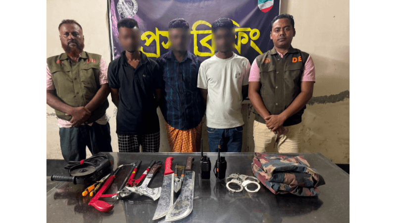 শার্শার ৩ যুবক আটক: বিজিবির পোশাক পরে ডাকাতির প্রস্তুতি, উদ্ধার ওয়াকিটকি, হাতকড়া ও দেশীয় অস্ত্র