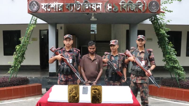 যশোরে দুইটি স্বর্ণের বারসহ শার্শার আলামিন আটক