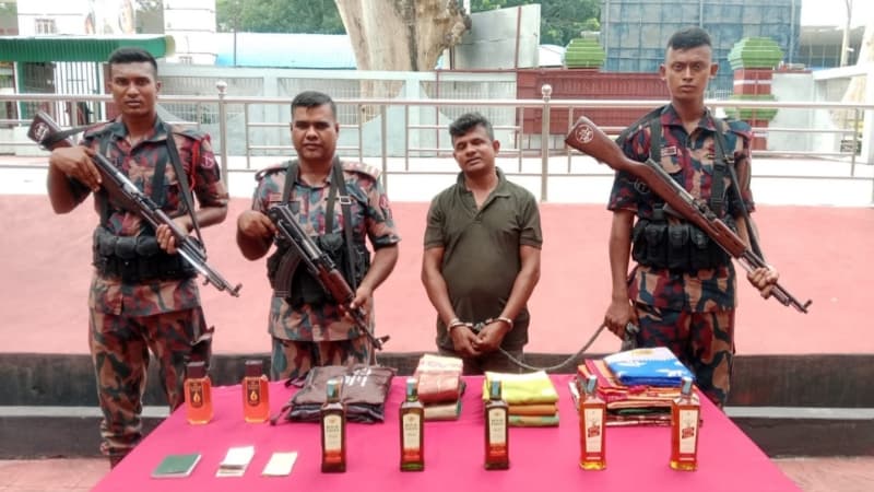 বেনাপোল সীমান্তে চোরাচালানি মদ ও পণ্যসহ আটক ১