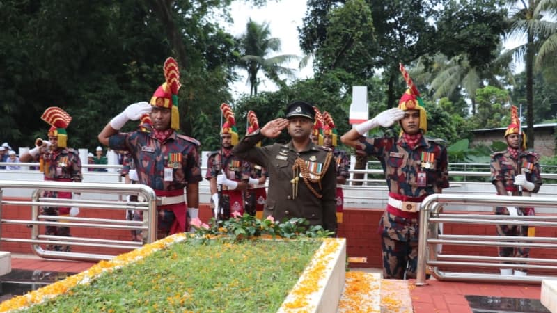 এক হাতে এলএমজি ও কাঁধে আহত সহযোদ্ধাকে নিয়ে বীরশ্রেষ্ঠ নূর মোহাম্মদ শেখের জীবনবাজির অমর ইতিহাস স্মরণ