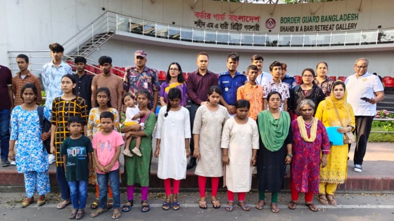 ভারতের সেফ হোমে থাকা ১৮ নারী ও শিশু বেনাপোল চেকপোস্ট দিয়ে দেশে ফিরেছেন