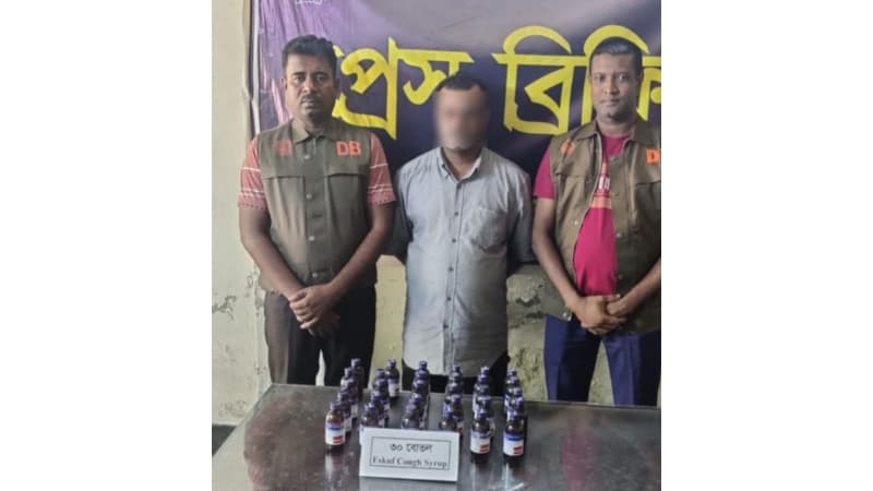 যশোরে ডিবির অভিযানে ৩০ বোতল ভারতীয় এসকাফ সিরাপসহ আটক ১