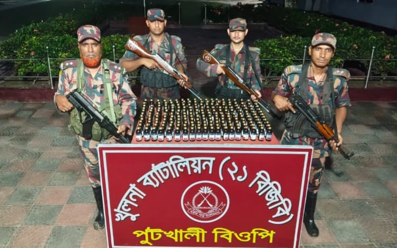 বেনাপোল সীমান্তে ২০৮ বোতল ভারতীয় নিষিদ্ধ মাদক জব্দ