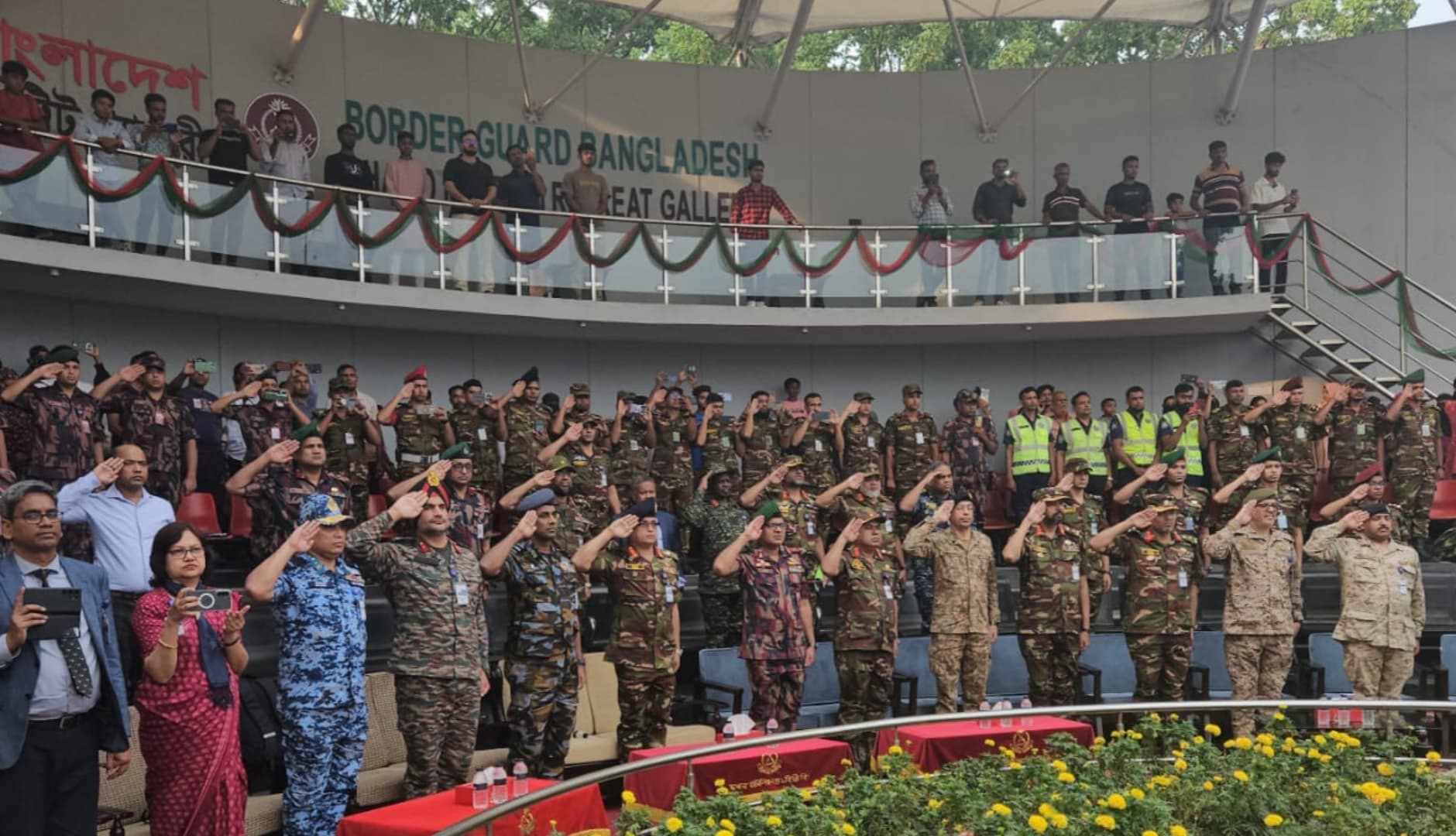 বেনাপোল সীমান্তে বিজিবি-বিএসএফের যৌথ রিট্রিট প্যারেড প্রত্যক্ষ করেন এনডিসি দল