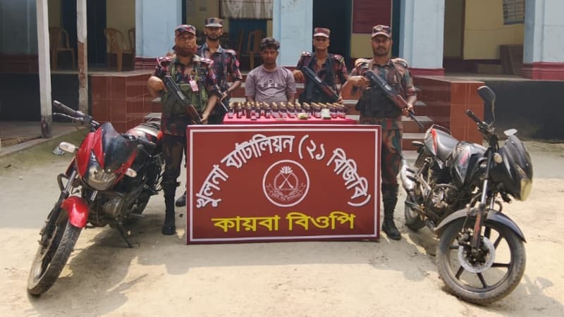 শার্শা সীমান্তে বিজিবির অভিযানে ভারতীয় নেশাজাতীয় সিরাপসহ আটক ১