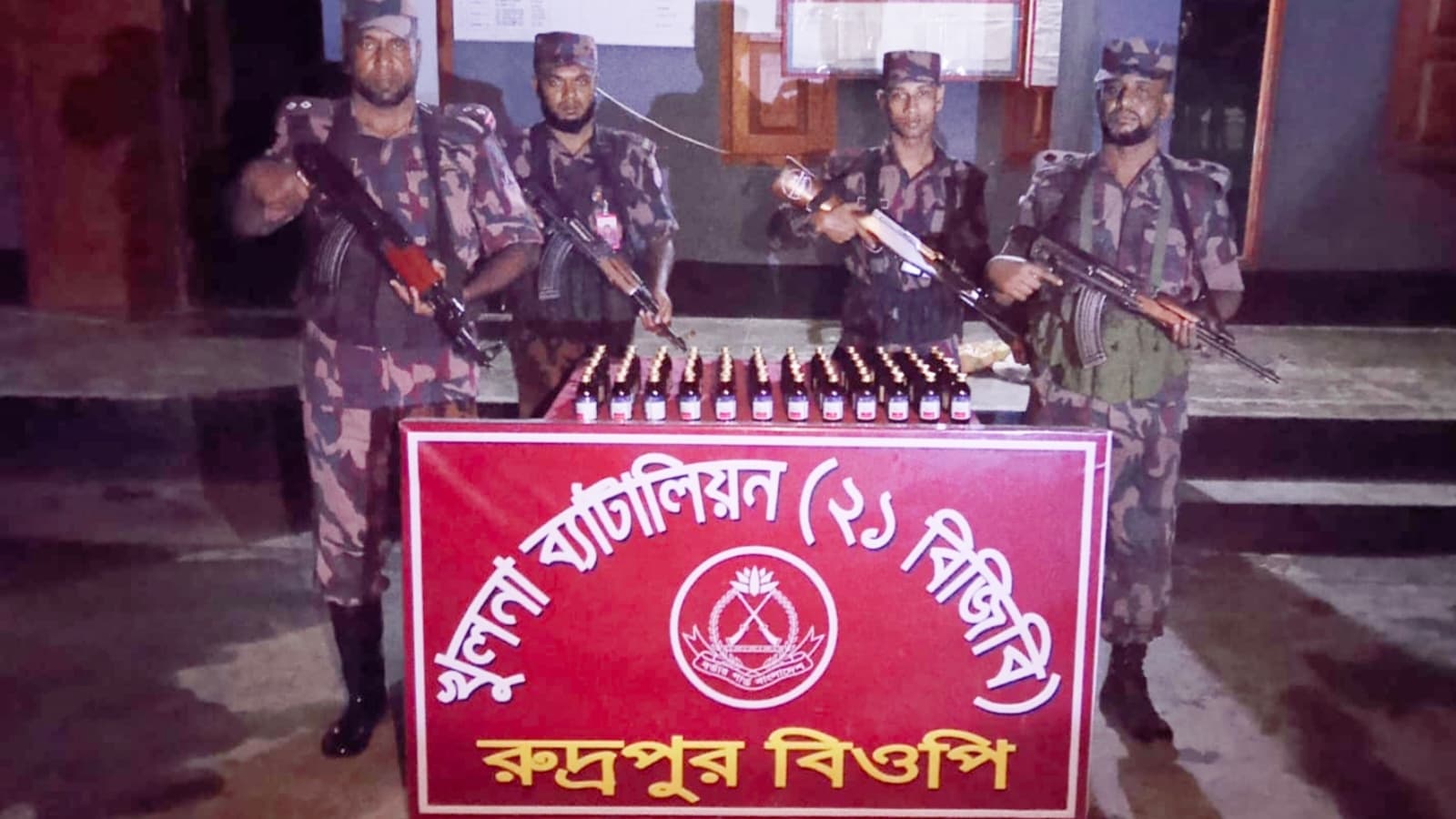 শার্শার রুদ্রপুর সীমান্তে ভারতীয় নিষিদ্ধ মাদক সিরাপ আটক