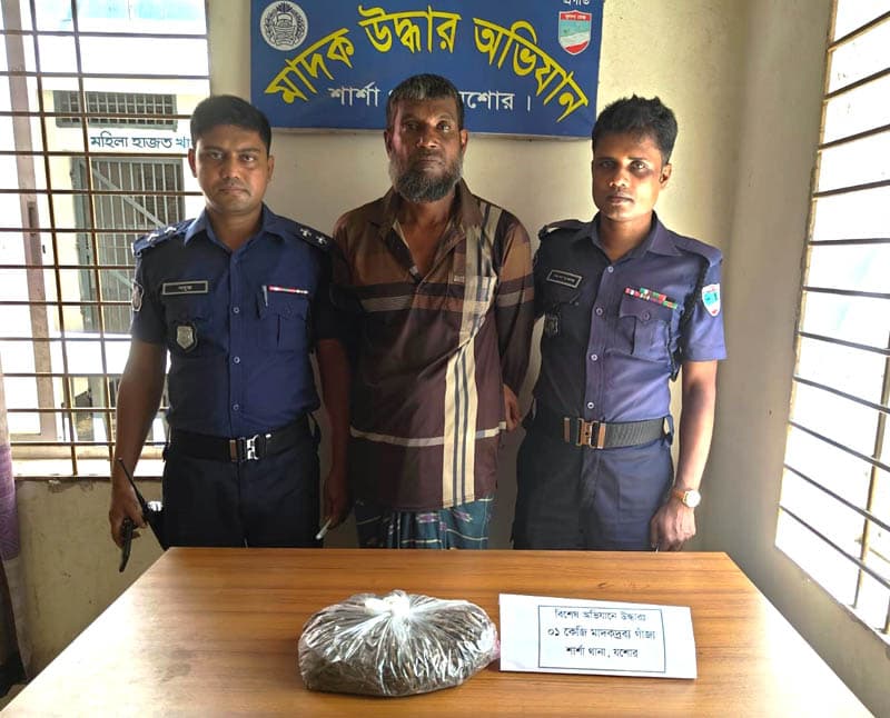 শার্শায় ১ কেজি গাঁজাসহ রফিকুল মল্লিক নামে এক ব্যক্তি আটক হয়েছে