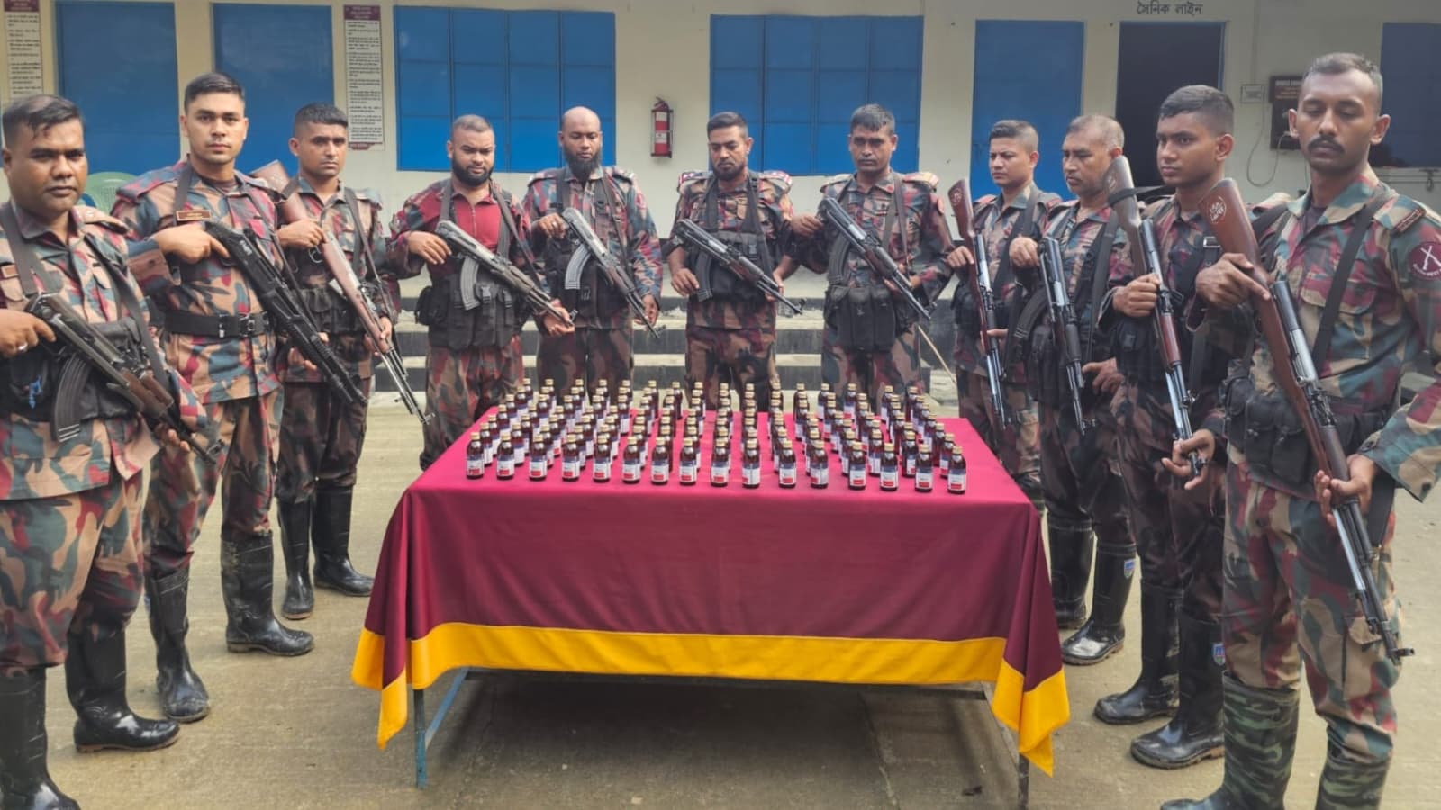 সীমান্তে ১১২ বোতল ভারতীয় নেশাজাতীয় সিরাপসহ চোরাচালানি পণ্য জব্দ