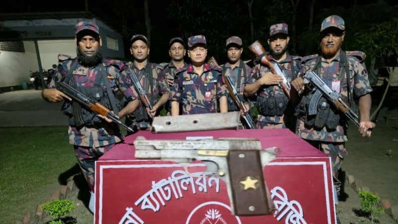 শার্শার ভূলাট সীমান্তে বিদেশি পিস্তল-ম্যাগাজিন উদ্ধার