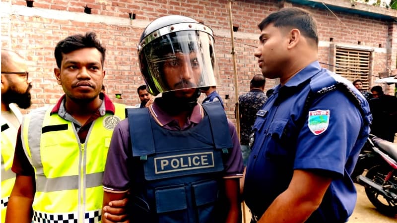 শার্শার বসতপুরে মাটি খুঁড়ে যুবকের লাশ উদ্ধার “পরকীয়ার জেরে হত্যার অভিযোগ” আটক ৪