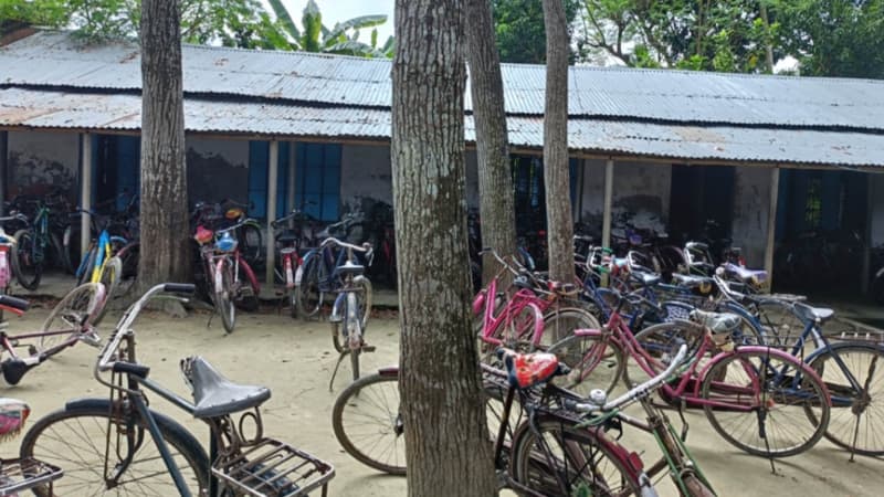 ভবনহীন শার্শার পাঁচভুলোট দাখিল মাদ্রাসা “আকাশে মেঘ দেখলেই ছুটির ঘণ্টা বাজান দপ্তরী”