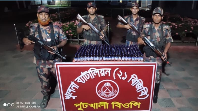 বেনাপোলের পুটখালী সীমান্তে বিজিবির অভিযানে ২৯৫ বোতল ভারতীয় মাদকদ্রব্য উদ্ধার