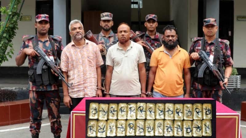 যশোরে ২৬টি স্বর্ণের বারসহ তিন পাচারকারী আটক, সিজার মূল্য সাড়ে ৬ কোটি টাকা