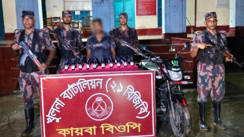 শার্শা সীমান্তে ৫০ বোতল ভারতীয় এস্কাফ সিরাপসহ আটক ১