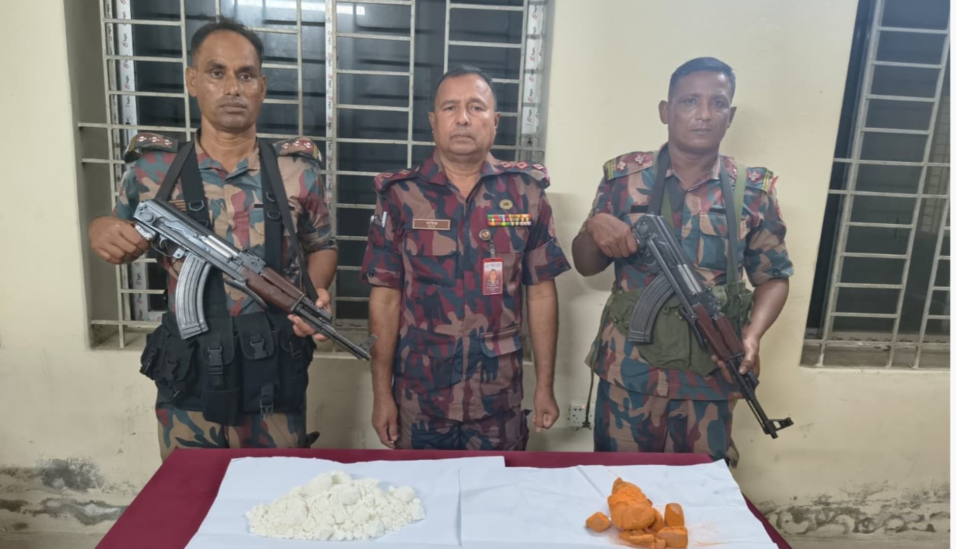 বেনাপোলে বিজিবির অভিযানে ২ কেজি ৮০০ গ্রাম বিস্ফোরক উদ্ধার, জড়িতদের খোঁজ চলছে