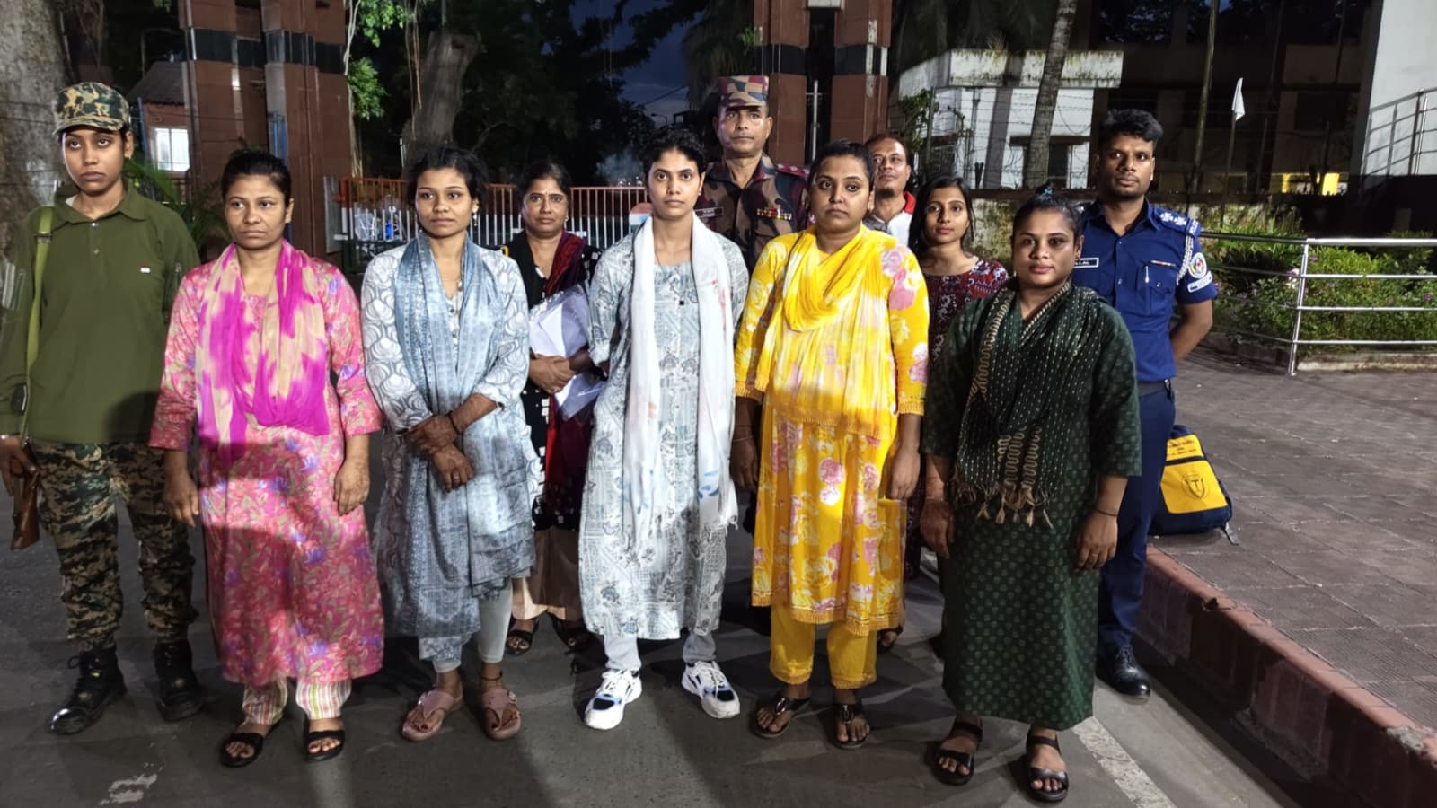 বেনাপোল দিয়ে ভারত থেকে ট্রাভেল পারমিটে ফেরত এলেন ৫ বাংলাদেশি নারী