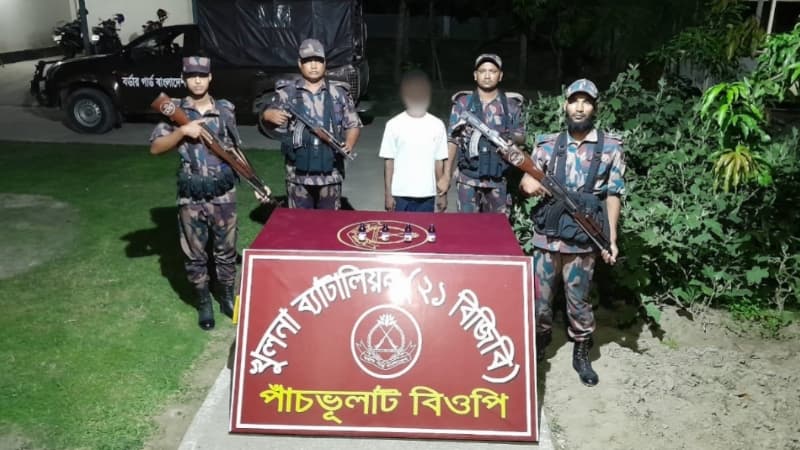 শার্শা সীমান্তে ভারতীয় নিষিদ্ধ মাদক এসকাফ সিরাপসহ কিশোর আটক