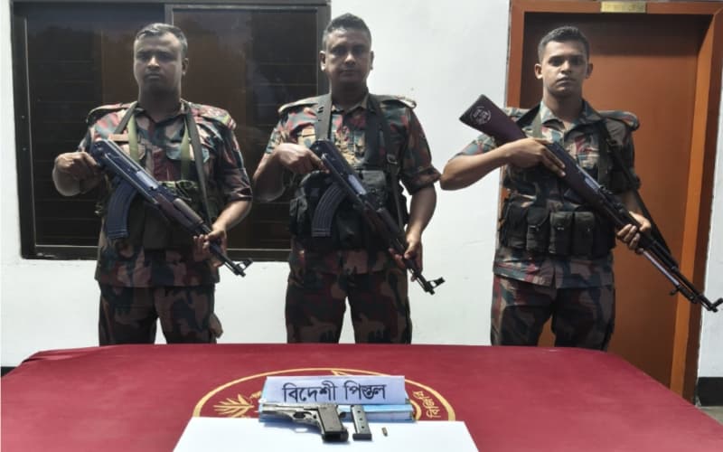 বেনাপোল সীমান্তে পরিত্যক্ত বিদেশি পিস্তল, ম্যাগাজিন ও গুলি উদ্ধার