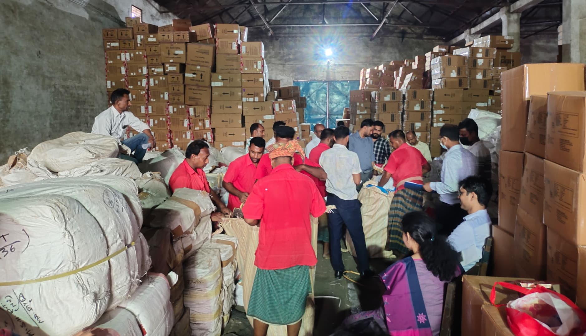 বেনাপোল স্থলবন্দরে আবারো ঘোষণাবহির্ভূত পণ্য জব্দ, প্রায় কোটি টাকার শুল্ক ফাঁকির চেষ্টা