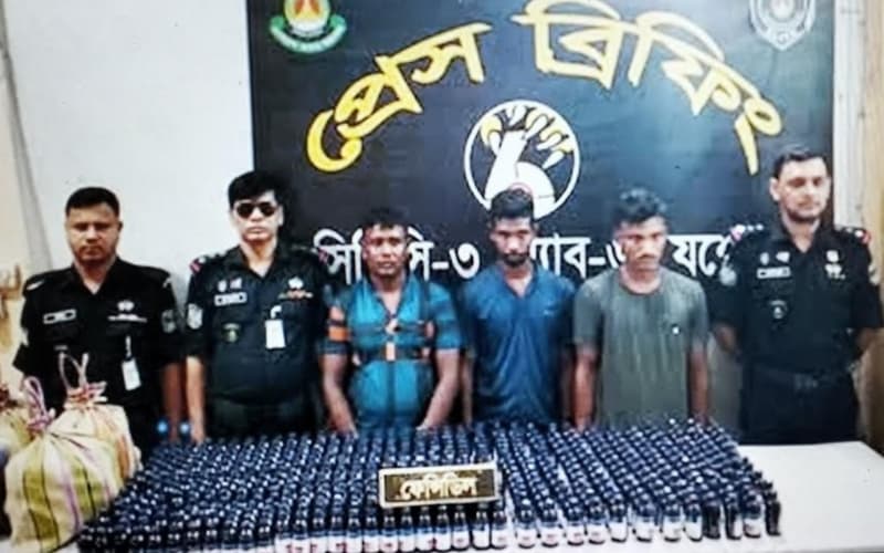 শার্শায় র‍্যাবের অভিযানে ১০৪৩ বোতল ভারতীয় নিষিদ্ধ মাদকসহ আটক ৩