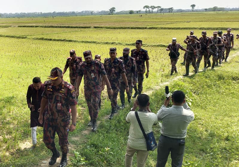  “বেনাপোল সীমান্তে দুই দিন ধরে খোলা আকাশের নিচে নারী-শিশুসহ ১২ জন” বিএসএফের পুশ-ইন চেষ্টা ব্যর্থ, সতর্ক অবস্থানে বিজিবি