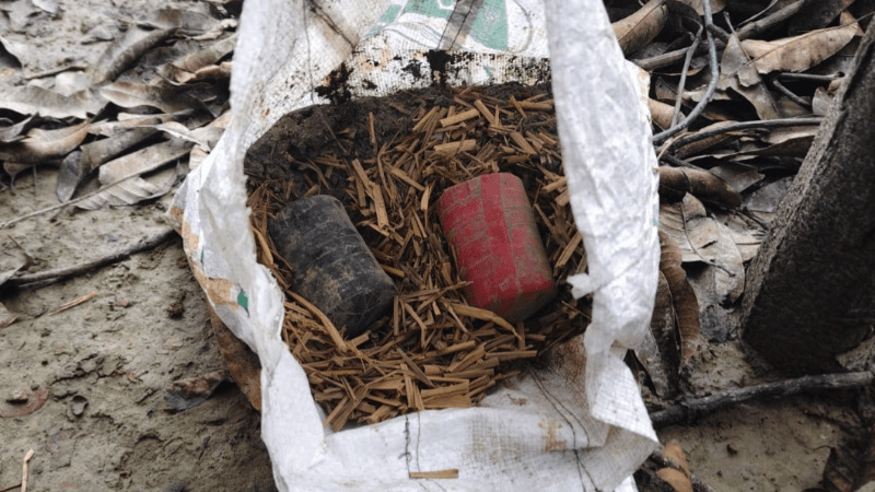 বেনাপোল সীমান্তে পরিত্যক্ত অবস্থায় ২টি ককটেল সদৃশ বোমা উদ্ধার