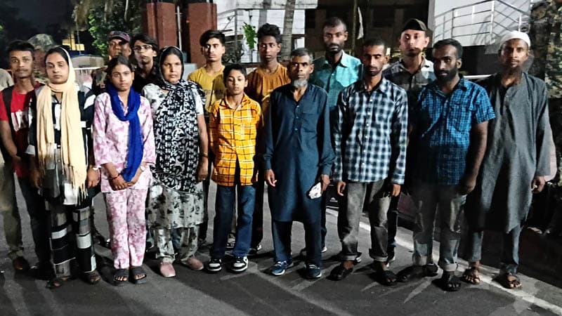 ট্রাভেল পরমিটে দেশে ফিরে অবহেলার শিকার ১৪ বাংলাদেশি, রাত কাটল বেনাপোল সরকারি প্রাথমিক বিদ্যালয়ে খোলা আকাশের নিচে
