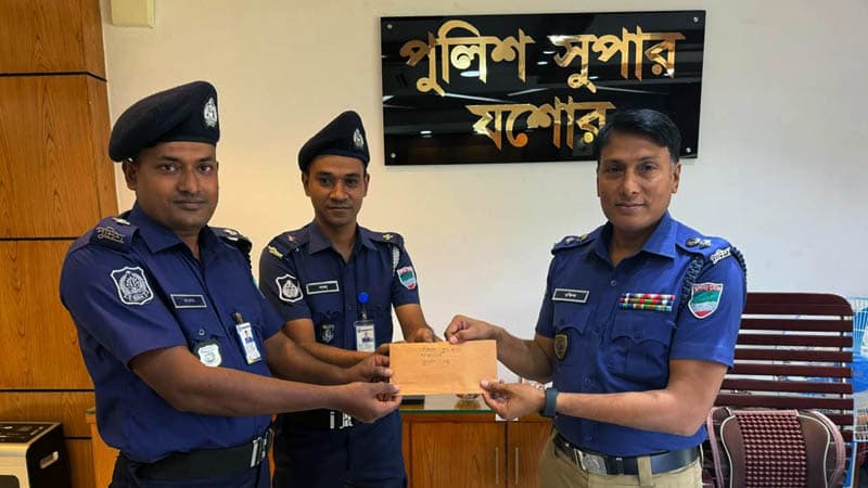 স্বর্ণ উদ্ধারের সাফল্যে শার্শা থানার দুই এএসআই পেলেন ডিআইজির পুরস্কার