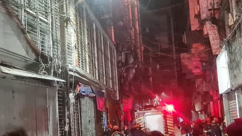 দীর্ঘ ছয় ঘণ্টার চেষ্টায় নিয়ন্ত্রণে চকবাজারের আগুন, নেই হতাহতের ঘটনা