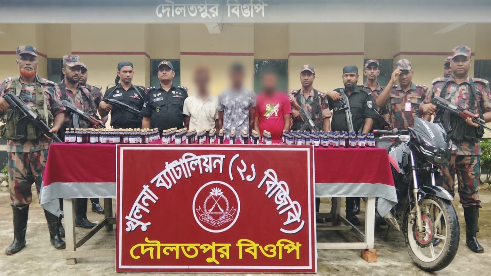 বেনাপোল সীমান্তে বিজিবি-র‍্যাবের যৌথ অভিযানে ১৮২ বোতল ভারতীয় নেশাজাতীয় সিরাপসহ আটক ৩