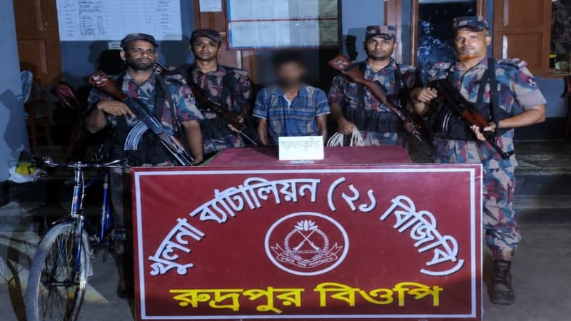 শার্শার রুদ্রপুর সীমান্তে বিজিবির অভিযানে হেরোইনসহ আটক ১