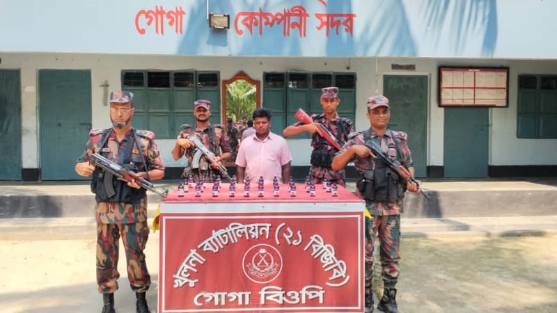 গোগা সীমান্তে ৩০ বোতল এসকাফ সিরাপসহ আটক ১