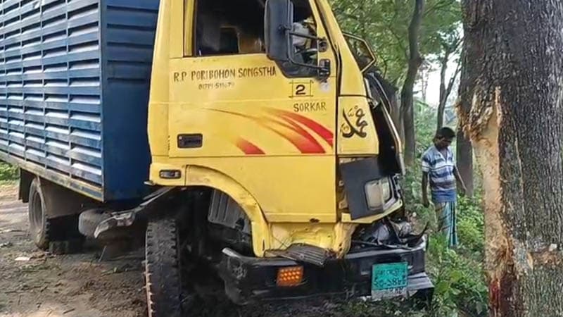 শার্শায় নিয়ন্ত্রণ হারিয়ে সড়কের পাশের গাছের সঙ্গে ধাক্কা লেগে হেলপার নিহত