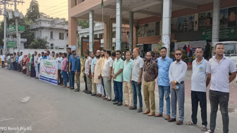 আশ্বাসে এক মাসের জন্য স্থগিত বেনাপোল বন্দরের কর্মবিরতি, স্বস্তি ফিরেছে আমদানি-রপ্তানিতে